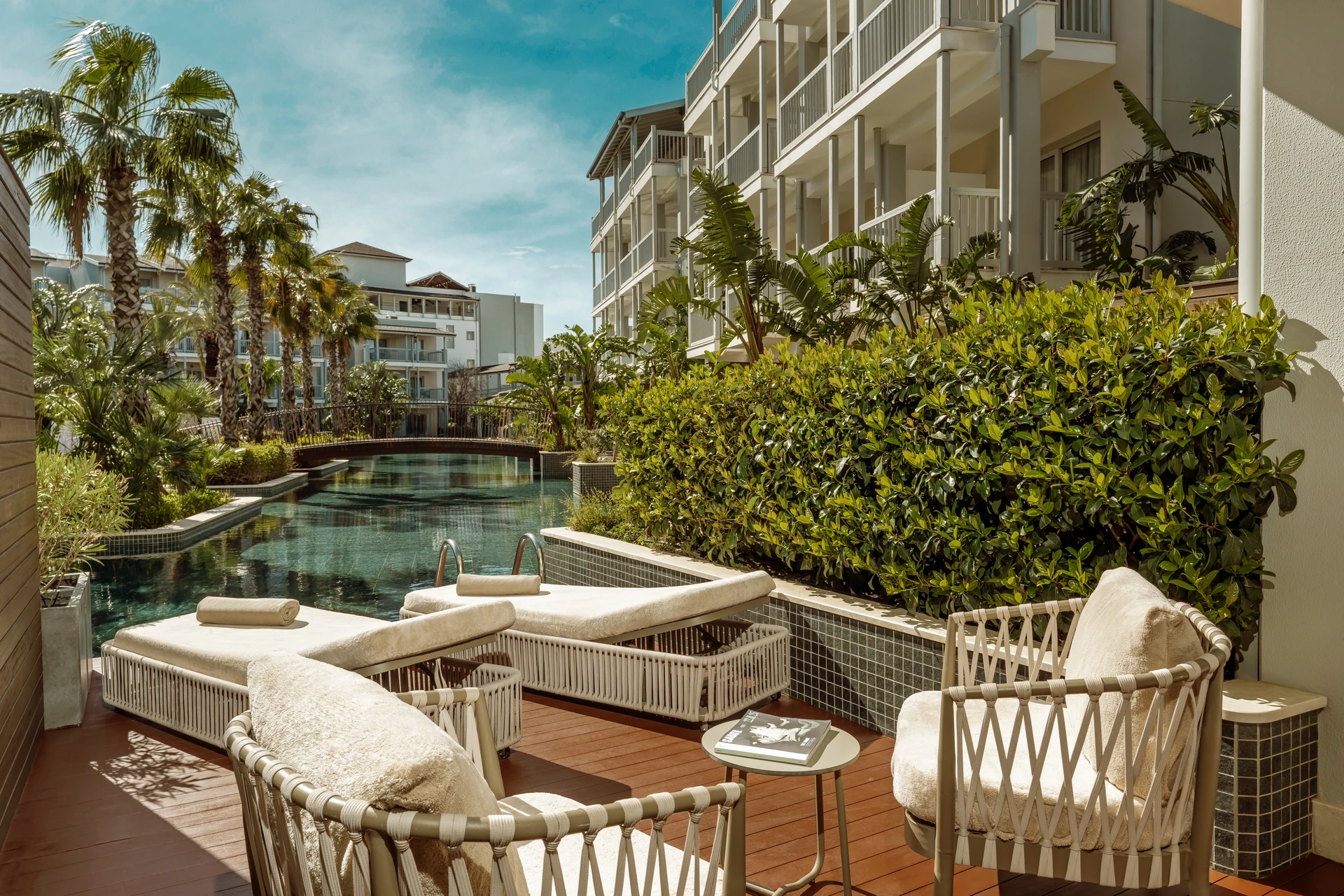Deluxe Lagoon Swim-Up Room