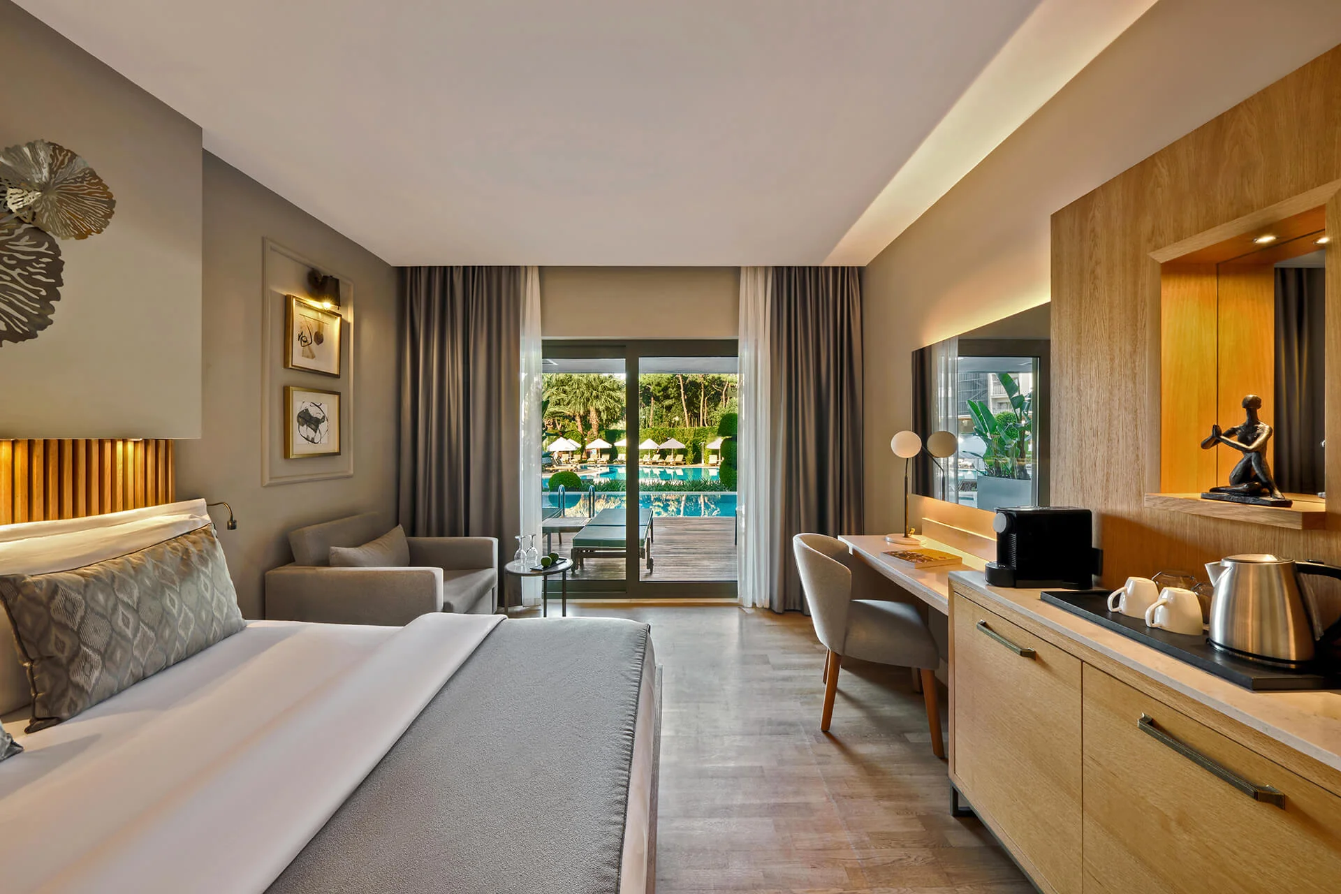 Deluxe Swim-Up Room
