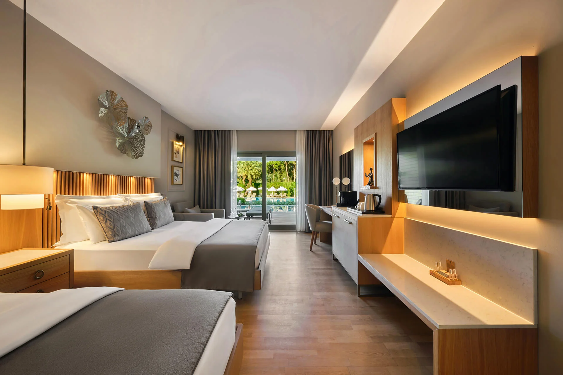Deluxe Swim-Up Room