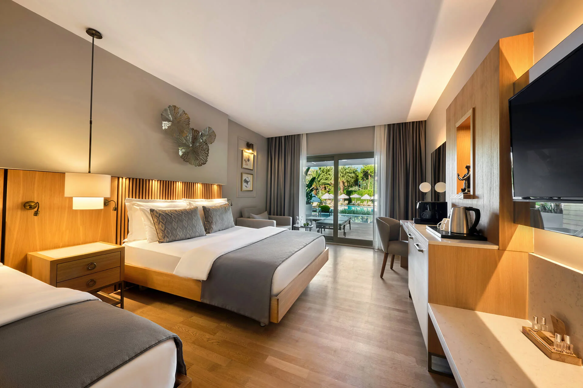 Deluxe Swim-Up Room
